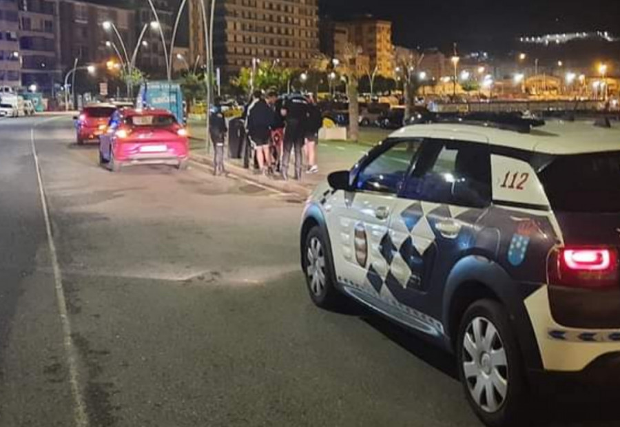 Interceptado en Ribeira un vehículo que ejercía de "taxi pirata" y en el que viajaban siete pasajeros, dos de ellos menores en el maletero