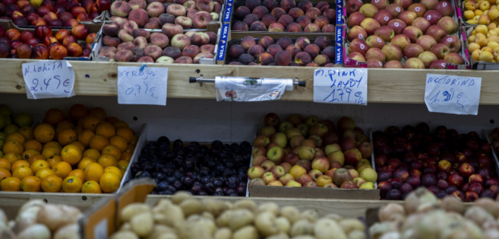 Manzanas, naranjas y peras, los tres alimentos con el IVA rebajado que más subieron de precio en julio