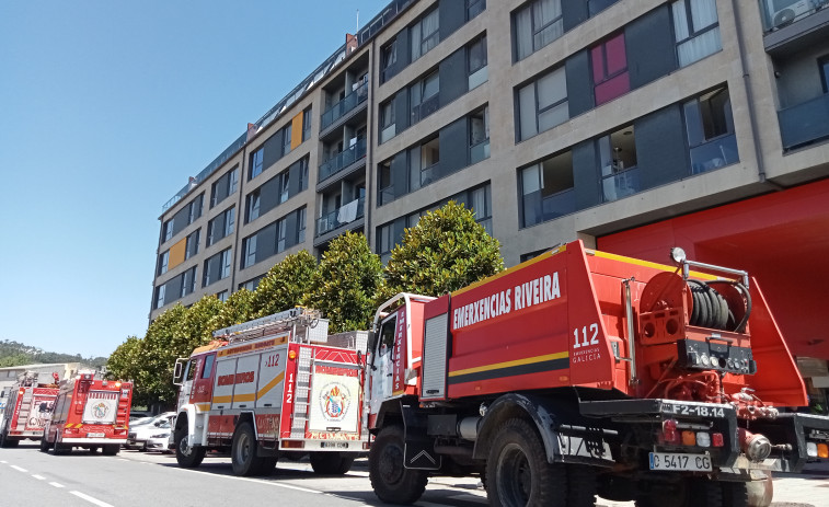 Una mujer sufre intoxicación de humo y un hombre quemaduras en una pierna en un incendio en un piso en Ribeira