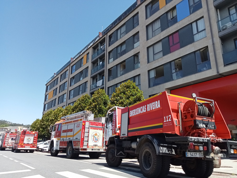 Una mujer sufre intoxicación de humo y un hombre quemaduras en una pierna en un incendio en un piso en Ribeira