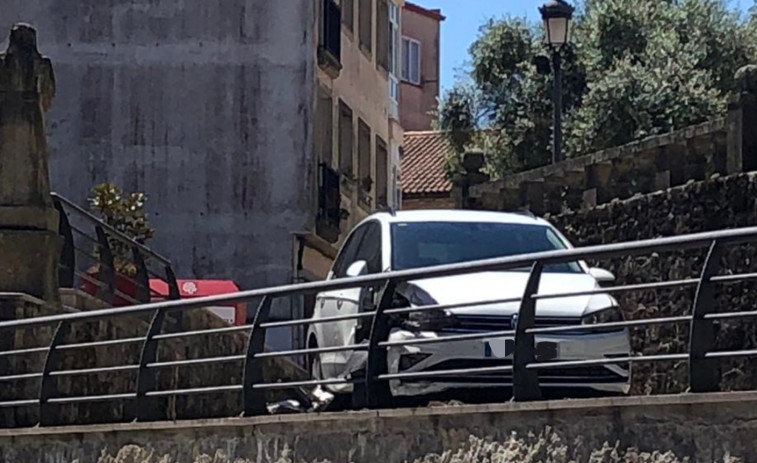 Un vehículo sufre una salida de vía y choque contra una valla en el vial de acceso a la iglesia parroquial de Boiro