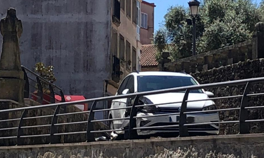 Un vehículo sufre una salida de vía y choque contra una valla en el vial de acceso a la iglesia parroquial de Boiro