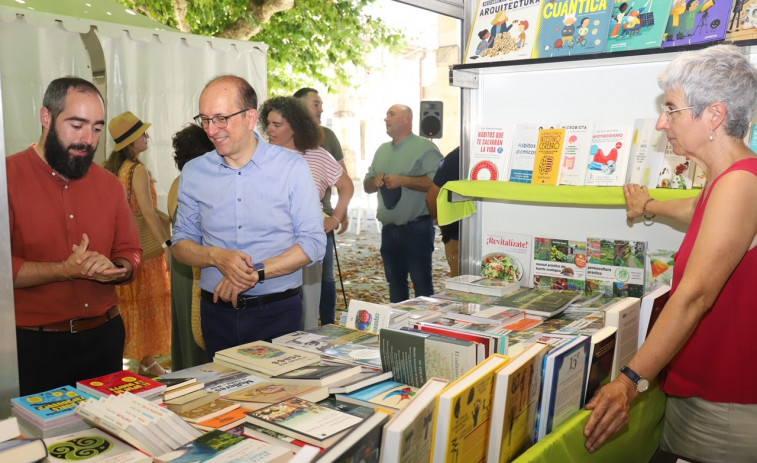 Esther Carrodeguas repasou a súa experiencia vital coa literatura no pregón da Feira do Libro de Rianxo