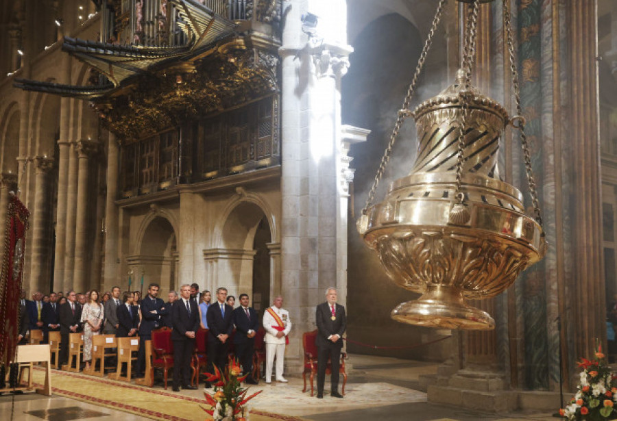 Curiosos se agolpan en el Obradoiro para el desfile previo a la Ofrenda