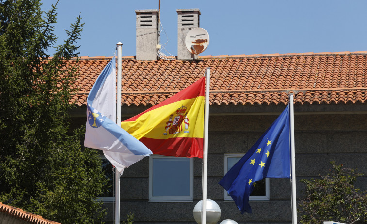 Roban  banderas de España del Intecmar y de balcones de Vilaxoán y las queman en el puerto