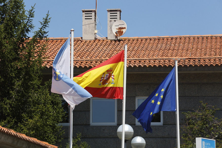 Roban  banderas de España del Intecmar y de balcones de Vilaxoán y las queman en el puerto