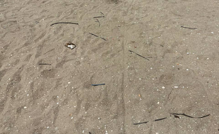 Esquerda Unida denuncia que el desmontaje del Atlántic deja la playa llena de plásticos