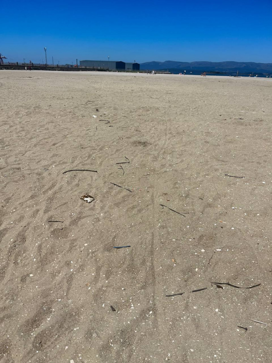 Esquerda Unida denuncia que el desmontaje del Atlántic deja la playa llena de plásticos