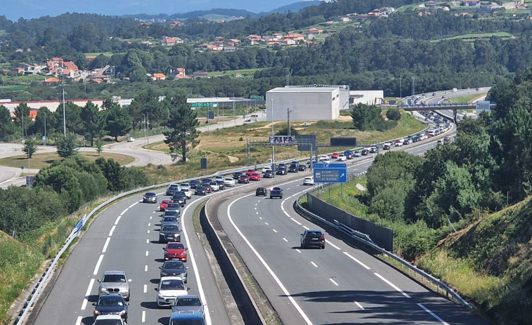 El buen tiempo y el día festivo crean retenciones en la vía rápida dirección a las playas de Sanxenxo y O Grove