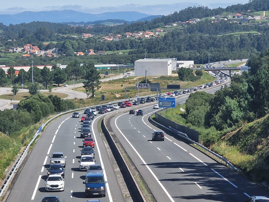 El buen tiempo y el día festivo crean retenciones en la vía rápida dirección a las playas de Sanxenxo y O Grove