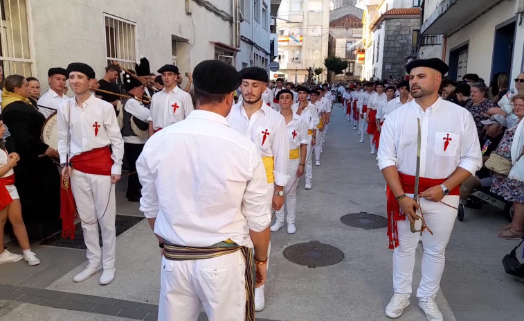 Carril vibra con su Danza das Espadas y reúne a los hijos pródigos para el Apóstol