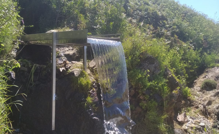 El arenal Bascuas estrena la primera ducha natural de Sanxenxo