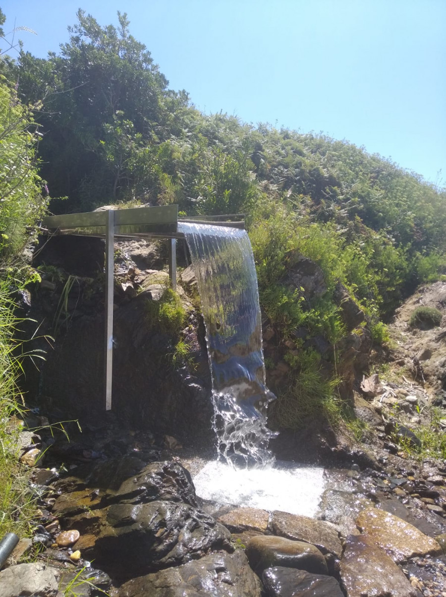 El arenal Bascuas estrena la primera ducha natural de Sanxenxo