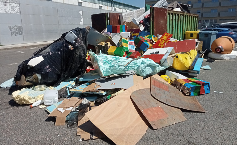 Retiradas más de 20 toneladas de basura en Ribeira generadas en el último día de la Festa da Dorna