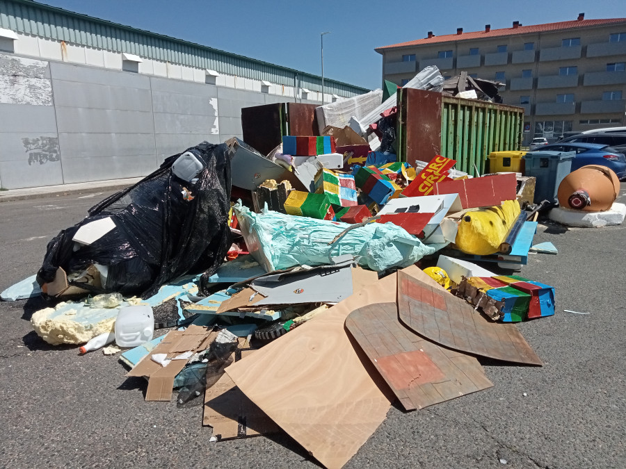 Retiradas más de 20 toneladas de basura en Ribeira generadas en el último día de la Festa da Dorna