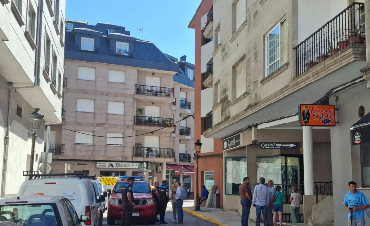 Desalojan un edificio y trasladan a tres personas por un incendio en Caldas de Reis