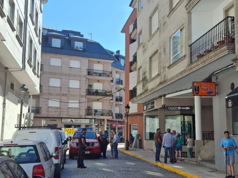 Desalojan un edificio y trasladan a tres personas por un incendio en Caldas de Reis