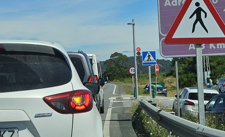 Cacabelos culpa de los atascos en la entrada y salida de la vila al semáforo de A Revolta