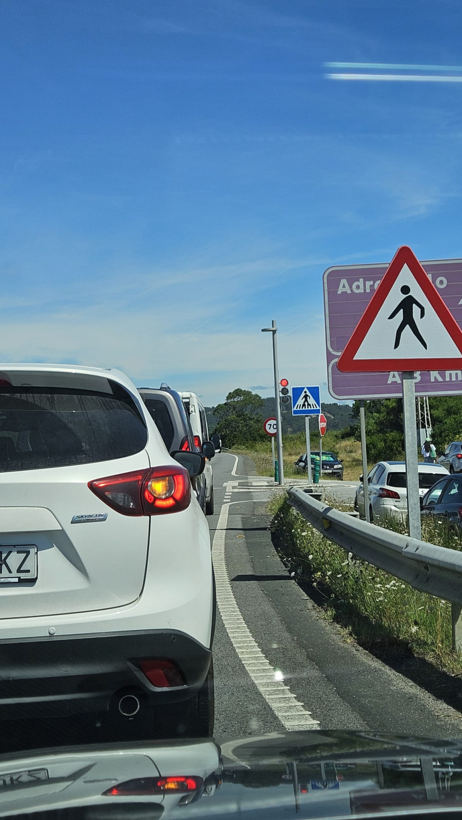 Cacabelos culpa de los atascos en la entrada y salida de la vila al semáforo de A Revolta