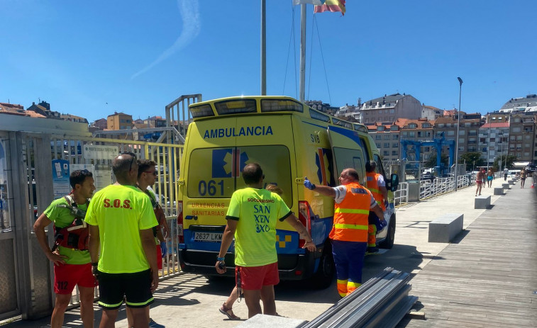 Un barco particular remolca a otro tras golpear su casco entre Montalvo y Canelas