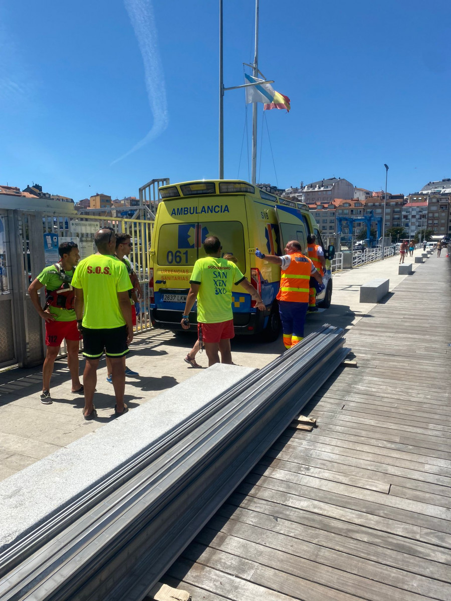 Un barco particular remolca a otro tras golpear su casco entre Montalvo y Canelas