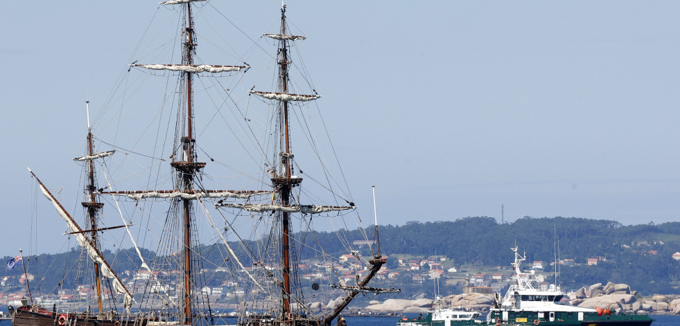 Las imágenes de la fragata rusa Shtandart fondeada en A Illa de Arousa