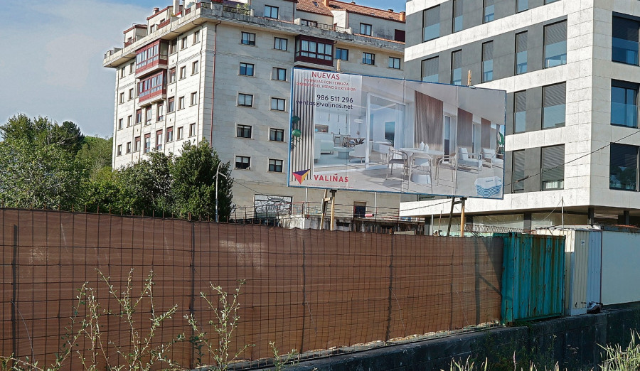 Un futuro edificio lucha contra los reparos de Patrimonio por un hórreo en ruinas