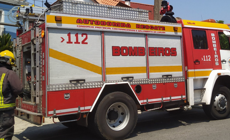 Los Bomberos de Ribeira sofocan un incendio de rastrojos en una finca cerrada en el lugar de Laxes