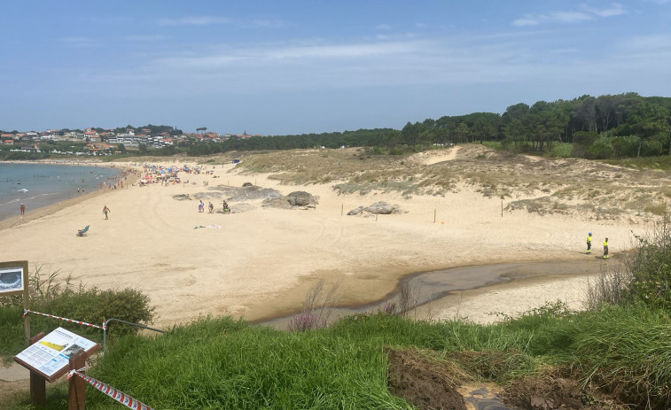 Prohibido el baño en la playa de Montalvo tras una fuga de agua en tierra