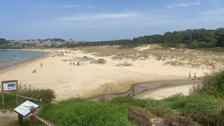 Prohibido el baño en la playa de Montalvo tras una fuga de agua en tierra