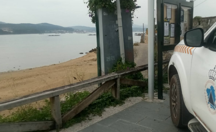 Un hombre sufre un traumatismo craneal al golpearse con unas rocas al caer de la bicicleta en A Pobra