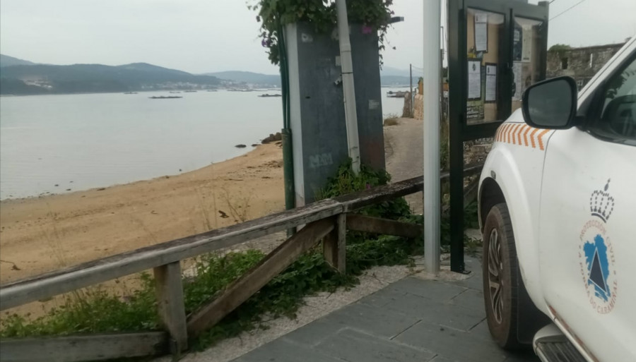 Un hombre sufre un traumatismo craneal al golpearse con unas rocas al caer de la bicicleta en A Pobra