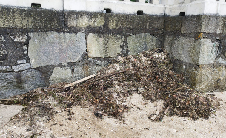 Una jornada distinta en O Preguntoiro: Las bañistas se organizan para que la basura no vuelva al mar