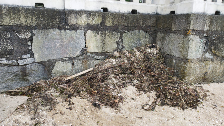 Una jornada distinta en O Preguntoiro: Las bañistas se organizan para que la basura no vuelva al mar