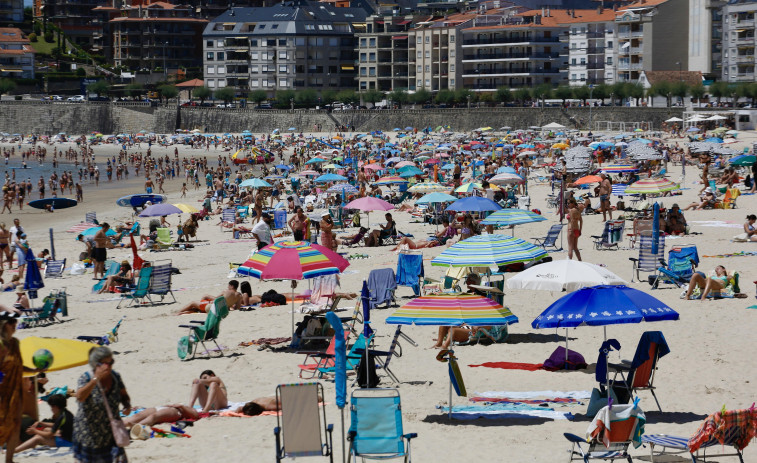 Vecinos de Sanxenxo critican que los usuarios de las playas reserven sitio con toallas y sombrillas