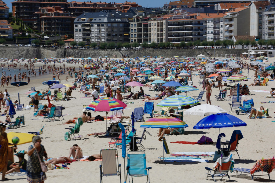 Vecinos de Sanxenxo critican que los usuarios de las playas reserven sitio con toallas y sombrillas