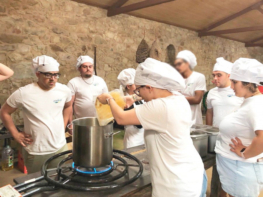 Alumnado de los cursos de formación de cocina y catering de Ambar colaboraron con el programa “Sálvora 2024”