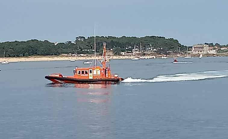 Registrado un vertido de gasóleo puro de gran tamaño en el litoral próximo a la playa de Coroso, en Ribeira