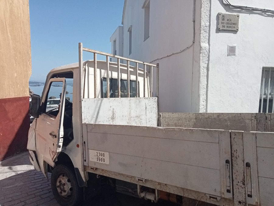 Herido en una pierna un operario al quedarle trincada entre la puerta de su camión y la pared de una casa en Palmeira