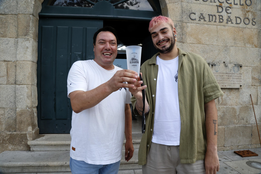 Hosteleros de Cambados crean un vaso especial reutilizable para una Festa do Albariño más sostenible