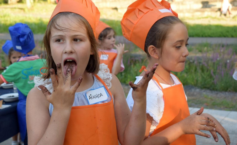 El chef Álex Iglesias enseñará a los niños de Valga a cocinar su propia hamburguesa de anguila