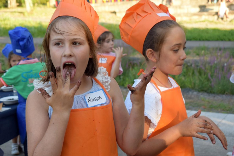 El chef Álex Iglesias enseñará a los niños de Valga a cocinar su propia hamburguesa de anguila