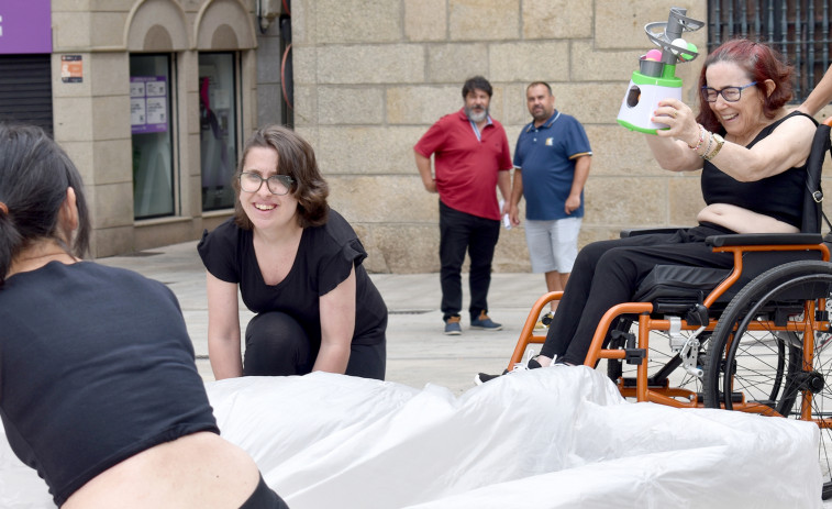 El grupo de artes escénicas Elas, de Ambar, estrena con éxito en Ribeira la pieza experimental con objetos “Ping Pong”, dirigida por Paula  Quintas