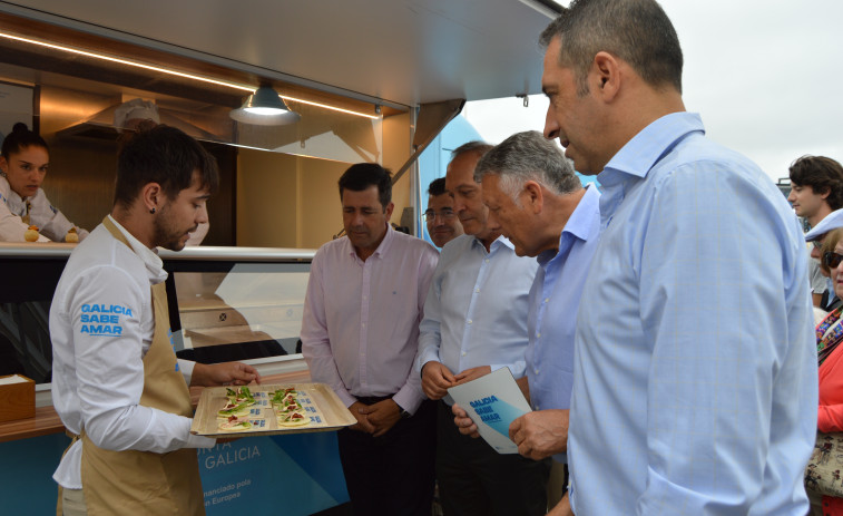 Las foodtrucks de “Galicia sabe amar” tienen su primera parada en las calles de Sanxenxo