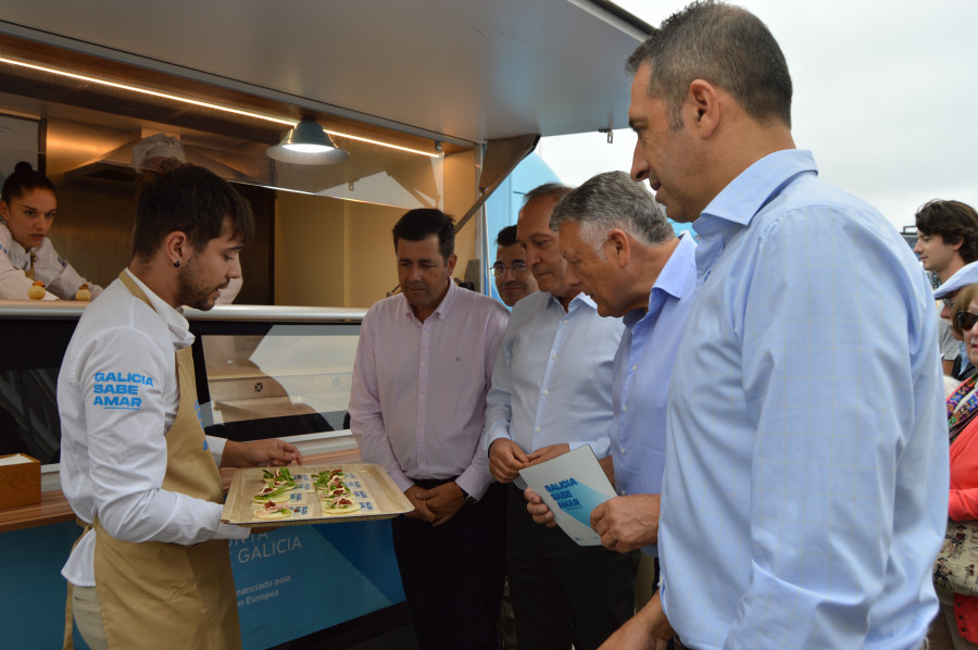 Las foodtrucks de “Galicia sabe amar” tienen su primera parada en las calles de Sanxenxo