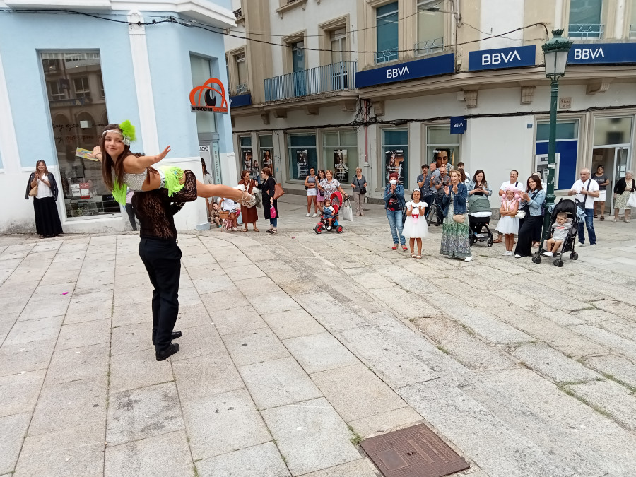 Exhibición de baile con la escuela El Tomasón en las Festas do Verán de Ribeira