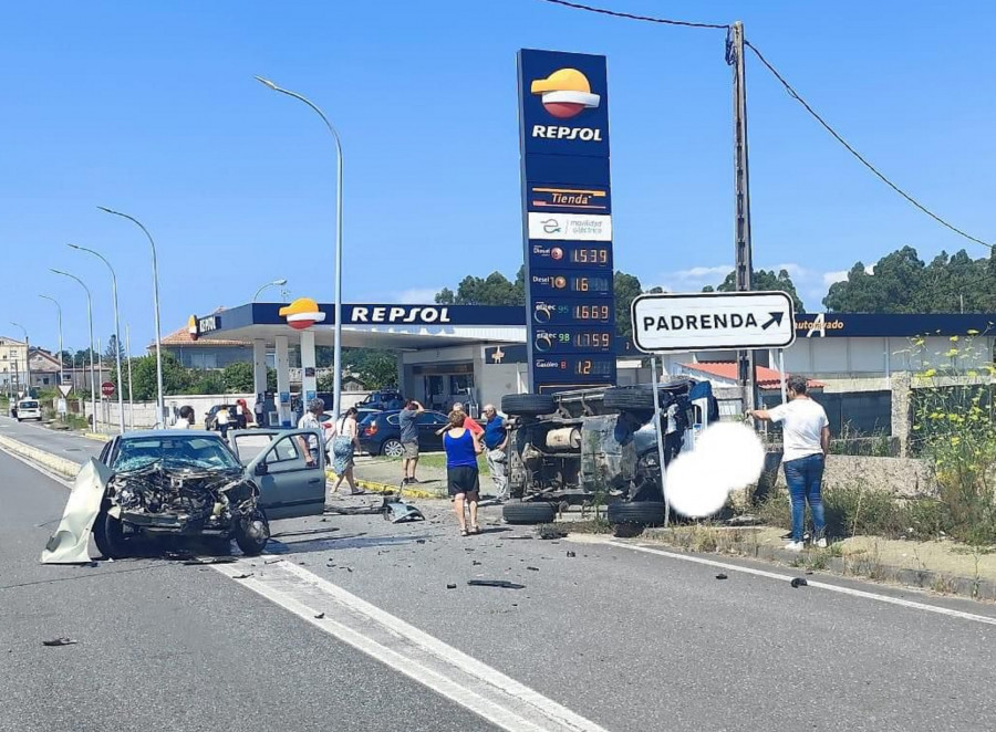 Una brutal colisión en Cambados se salda con dos adultas y cuatro niños heridos