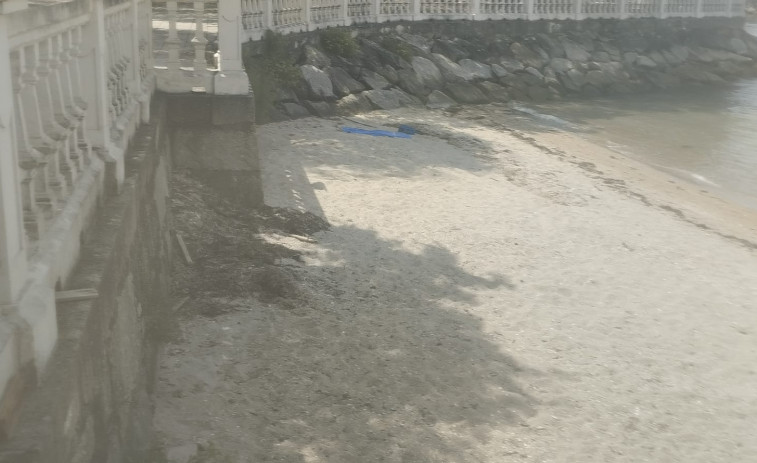 Piden más limpieza periódica en la playa de Vilaxoán