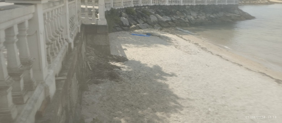 Piden más limpieza periódica en la playa de Vilaxoán