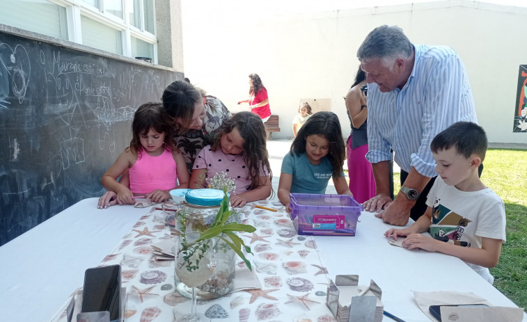 Los niños del Plan Sanxenxo Concilia se divierten cocinando con personal del Obradoiro de Hostalería